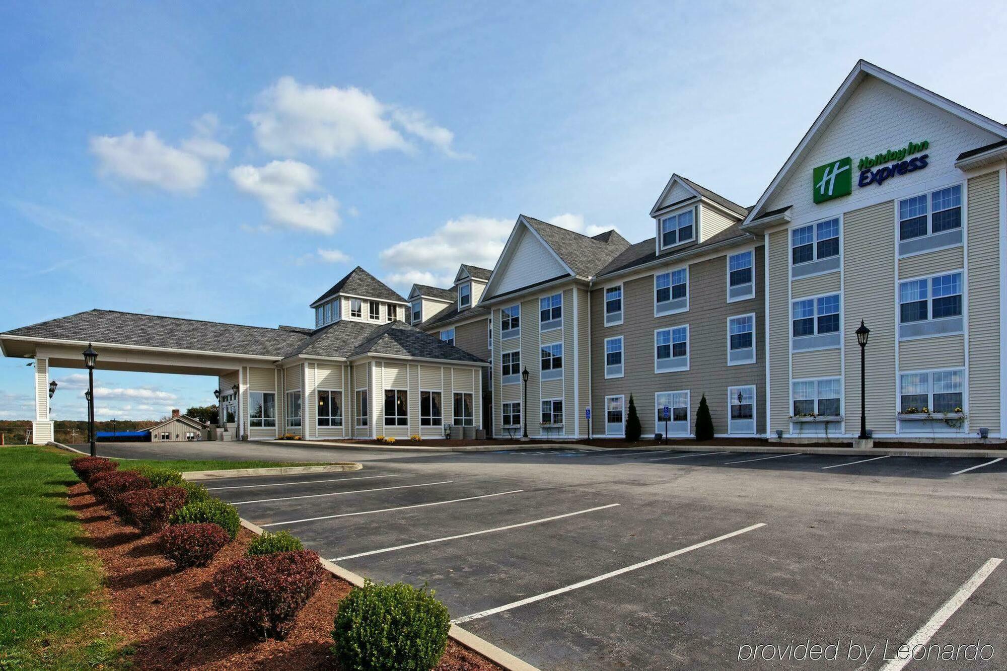 Holiday Inn Express Mystic By Ihg Exterior foto